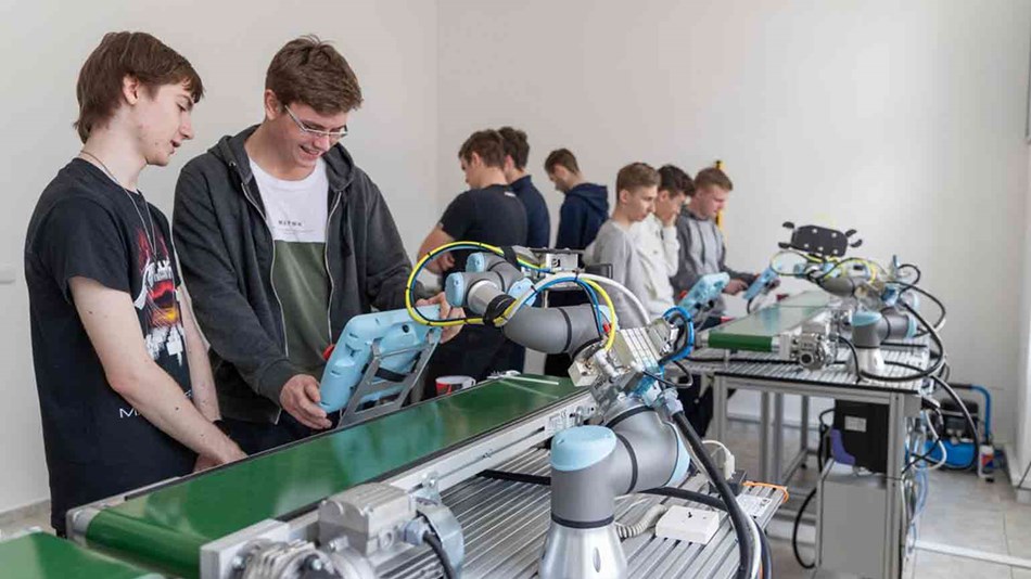 robots-and-students-in-classroom2.jpg